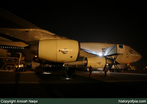 PIA Boeing 747-367