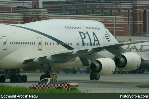 PIA Boeing 747-367