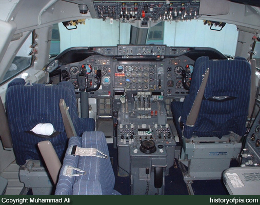 PIA Boeing 747-367