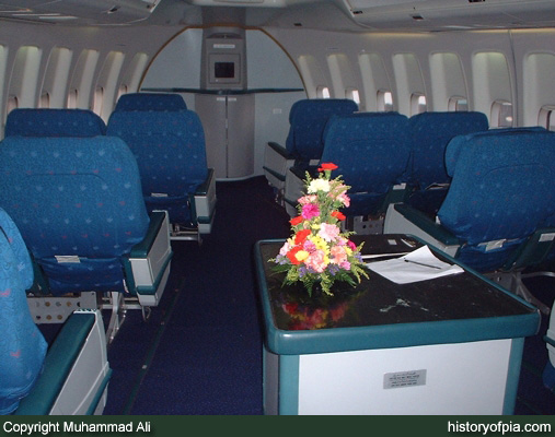 PIA Boeing 747-367