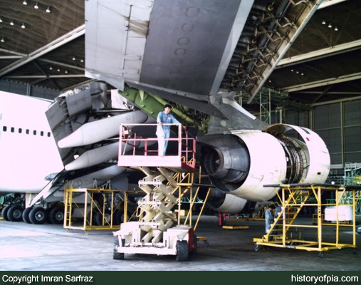 PIA Boeing 747-367