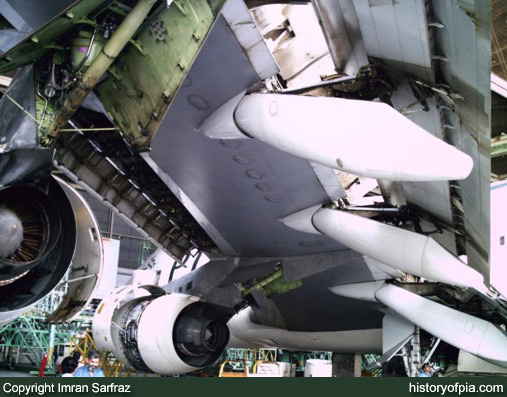 PIA Boeing 747-367