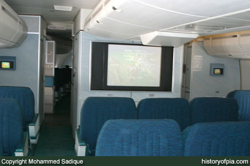 PIA Boeing 747-367