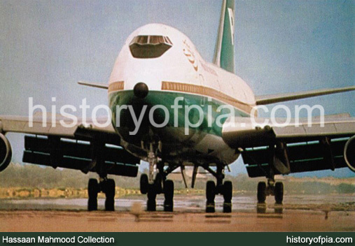 PIA Boeing 747-200B Postcard