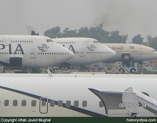 PIA Boeing 747-367